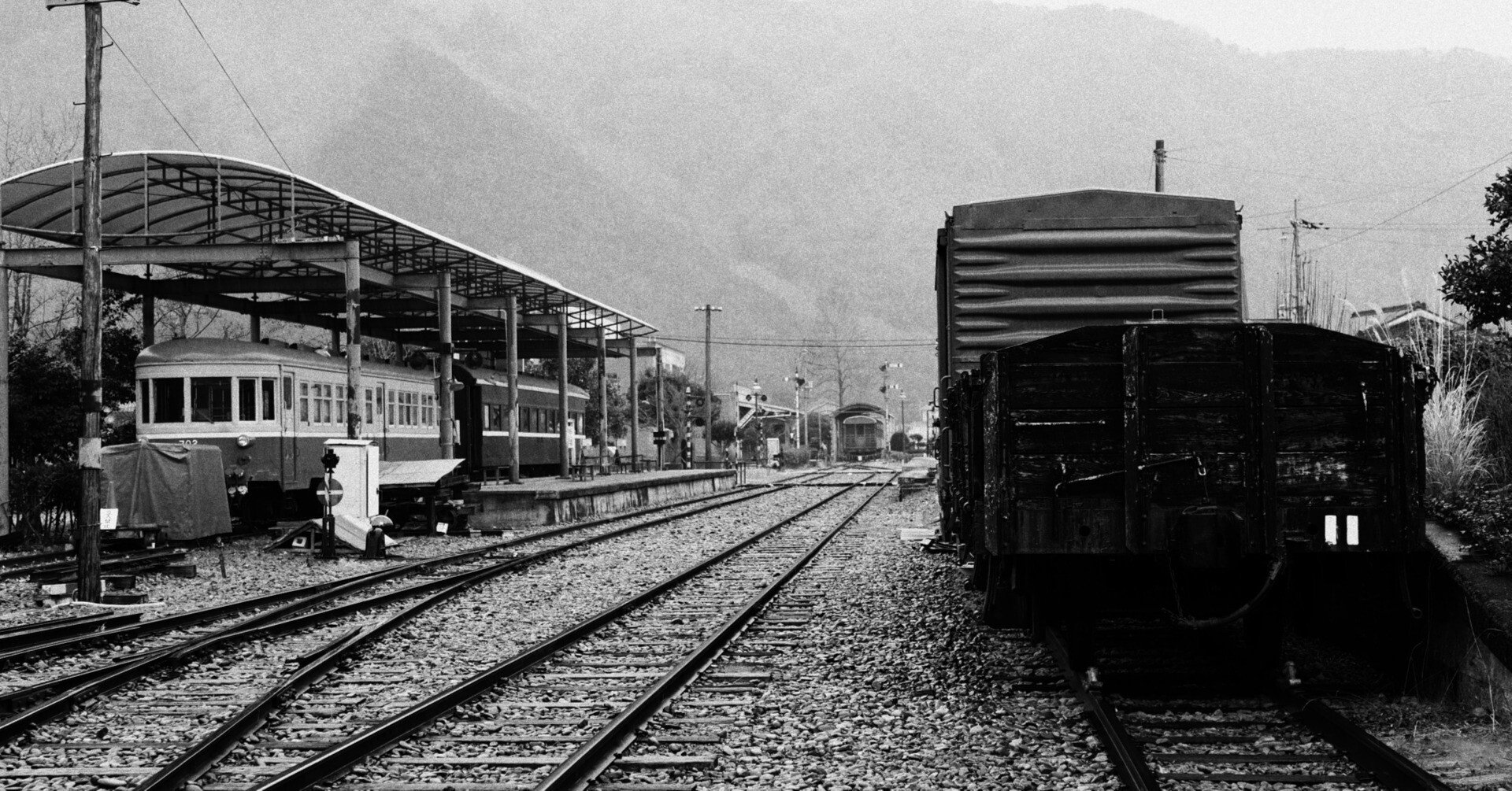 鉄道橋のモノクロ写真　電車　鉄道 保存鉄道探訪》鉄道部 高橋渉・片上鉄道「OM-3で現役時代の風情を再現