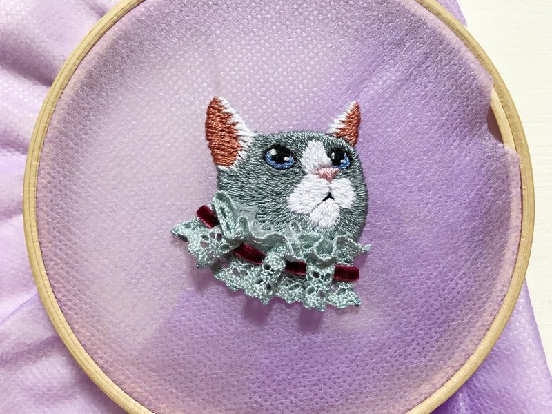 刺繍途中 高貴なお猫様刺繍ブローチ1の着替えの様子 Yuki Note