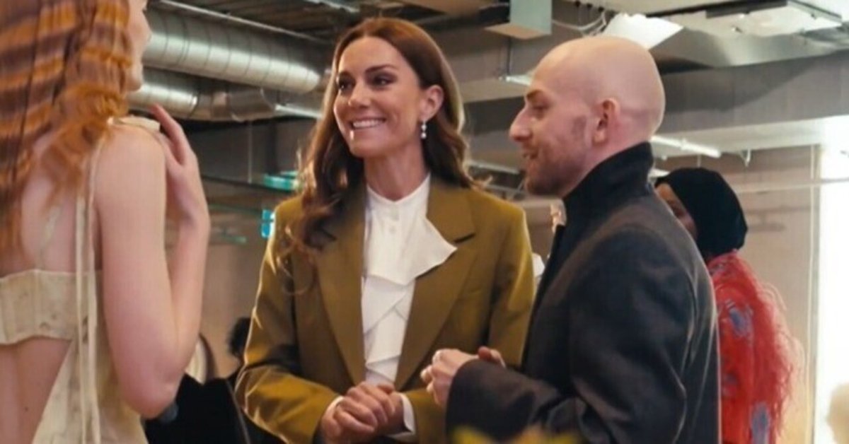 キャサリン品 ロイヤルファッション】キャサリン妃のカーキ色のスマートスーツ