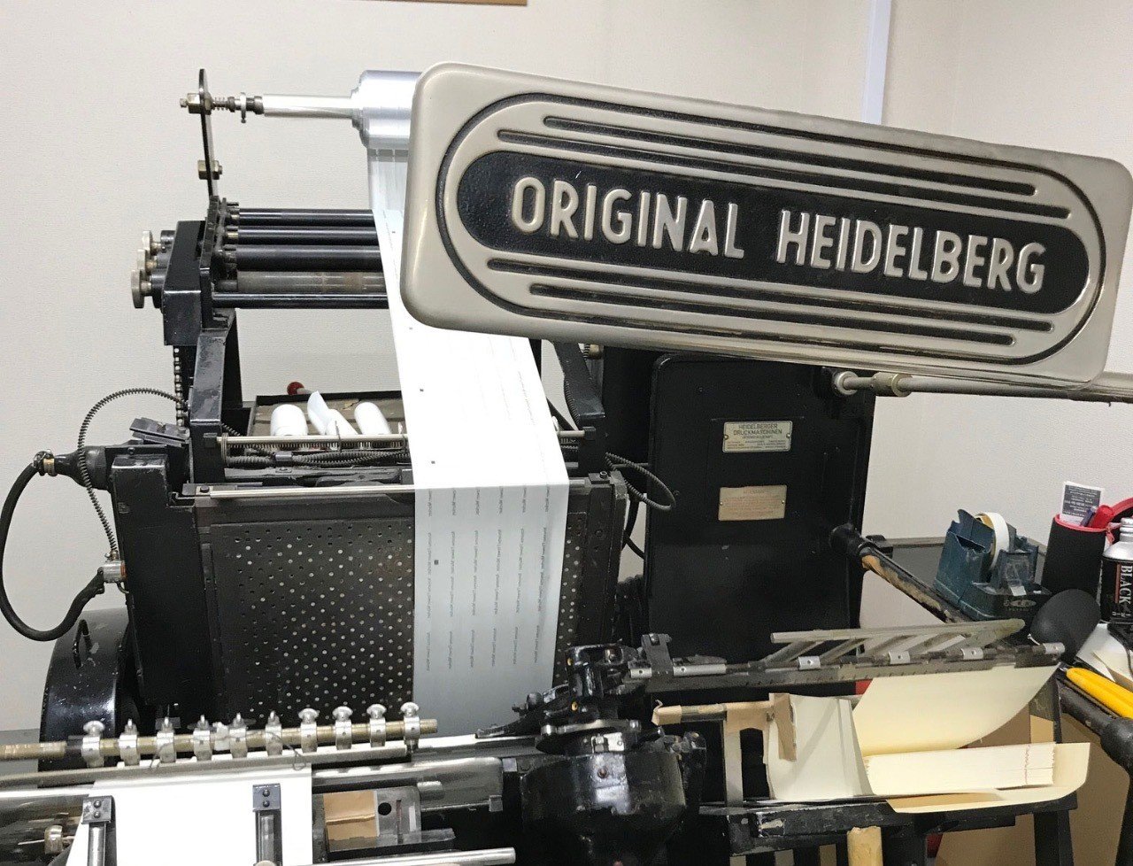 ドイツ ハイデルベルグ社製「プラテン」で味わいのある箔押し｜だいし