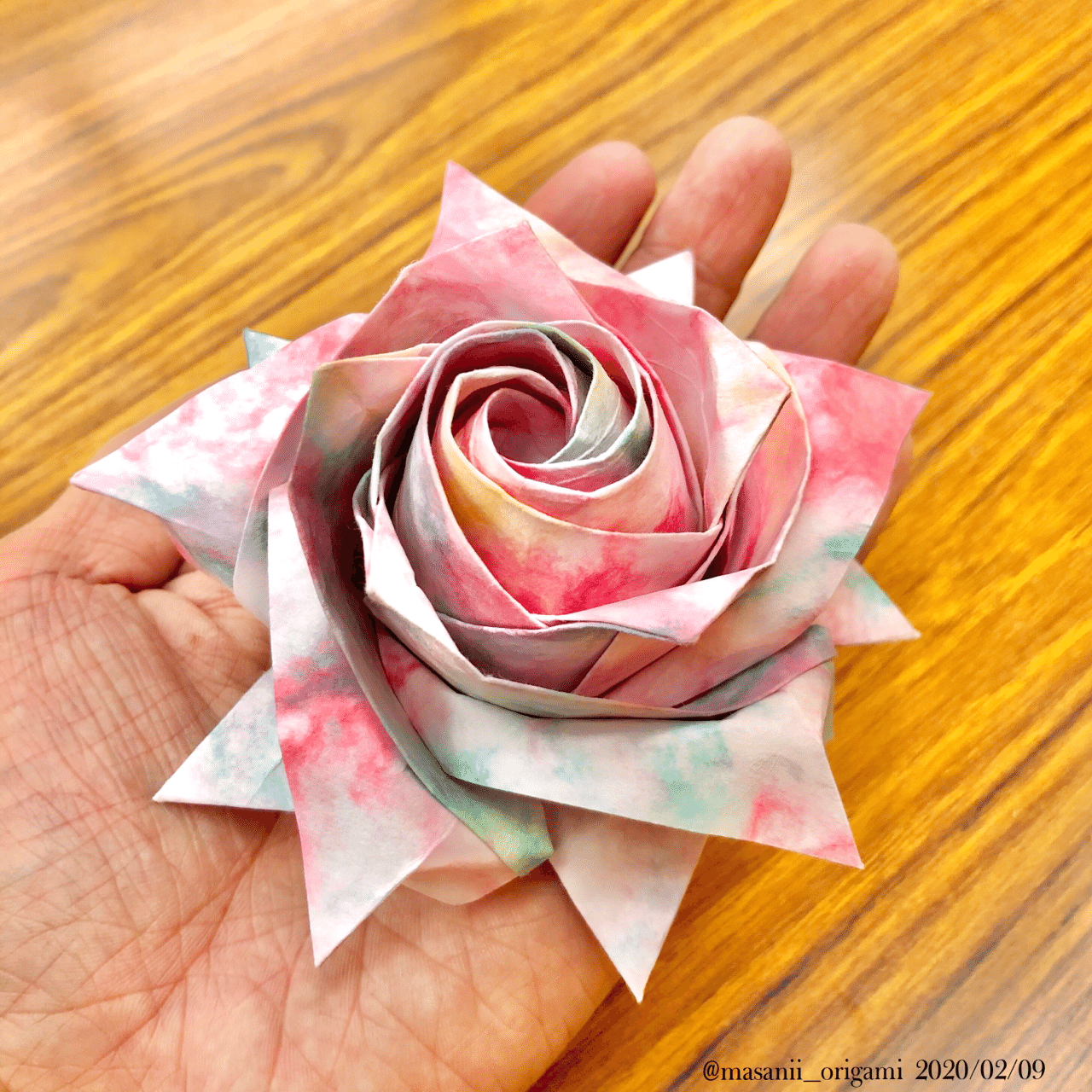 彩雲紙「虹」と佐藤ローズの共演。 〜レインボーな「剣弁高芯咲きの