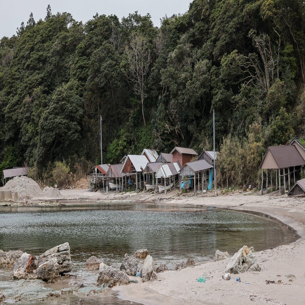 能登半島に建つ築100年の舟小屋と、漁師さんの話｜遠藤 宏 / Photographer