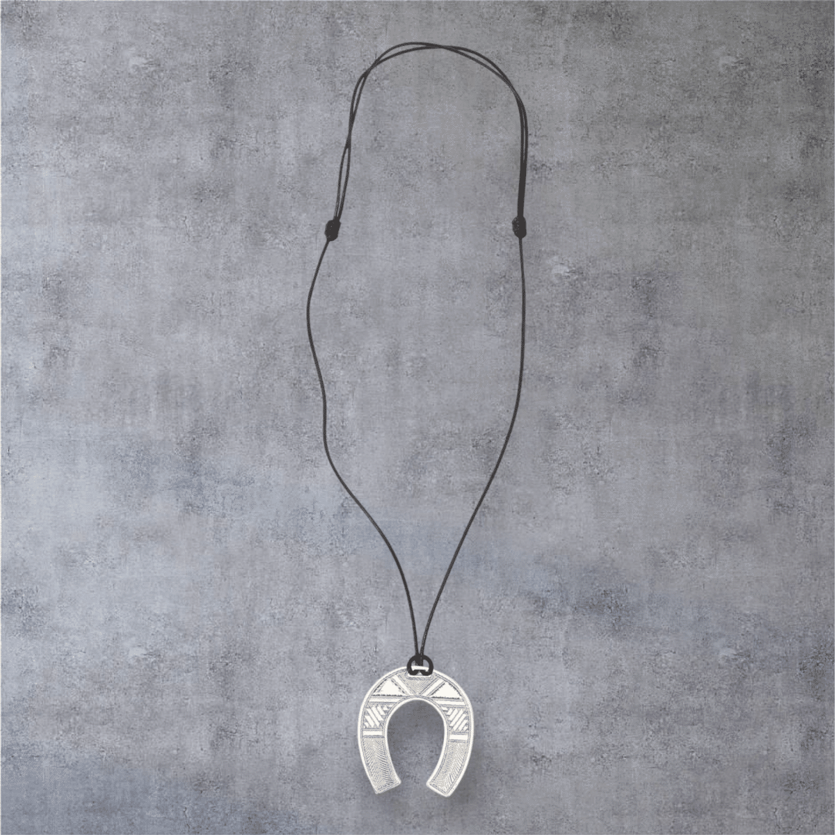 サハラの風を纏う：トゥアレグ族のネックレスを首元に｜FOREG｜会社員