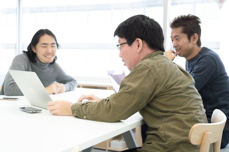 写真:談笑する加藤、こん、深津