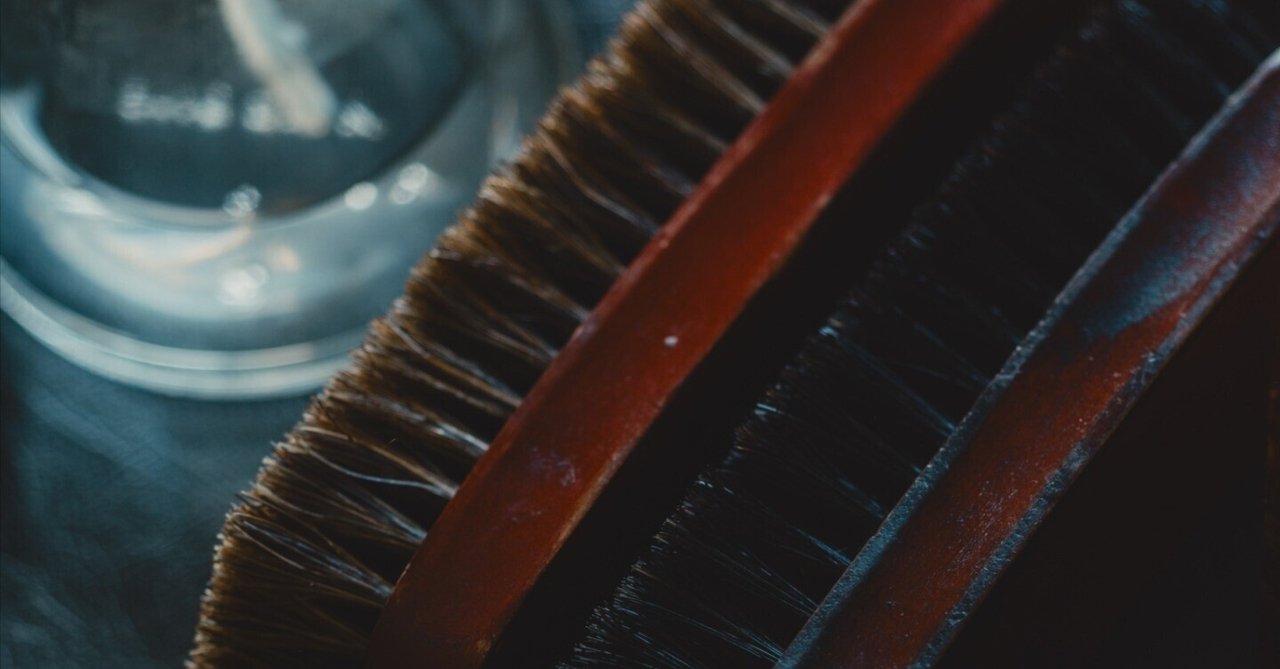 育てる道具としてのブラシ──靴磨きにおける“相棒”の魅力｜菊地夏美