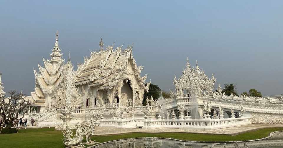タイ国内旅行 チェンライ２泊３日 その１ ワット ローンクン Ichika バンコク Note