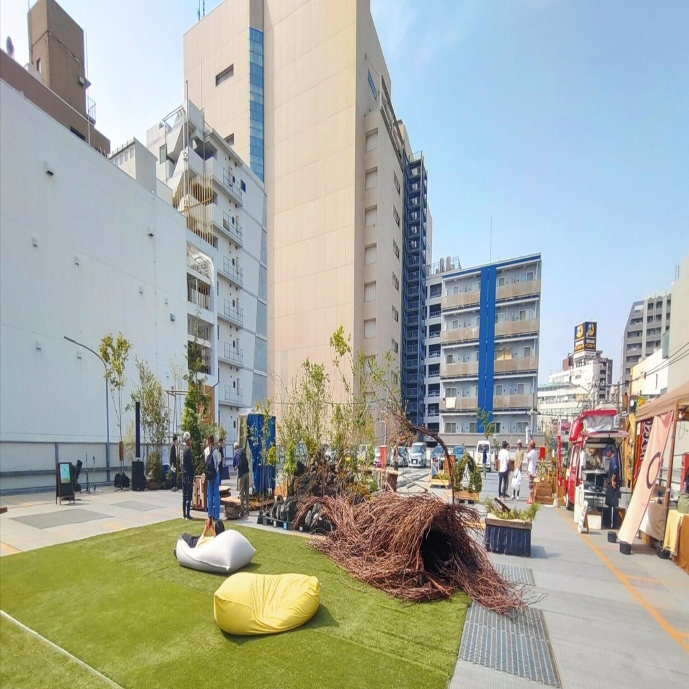 立体駐車場の上に造園アート／動く森展2025｜みやもとまなぶ