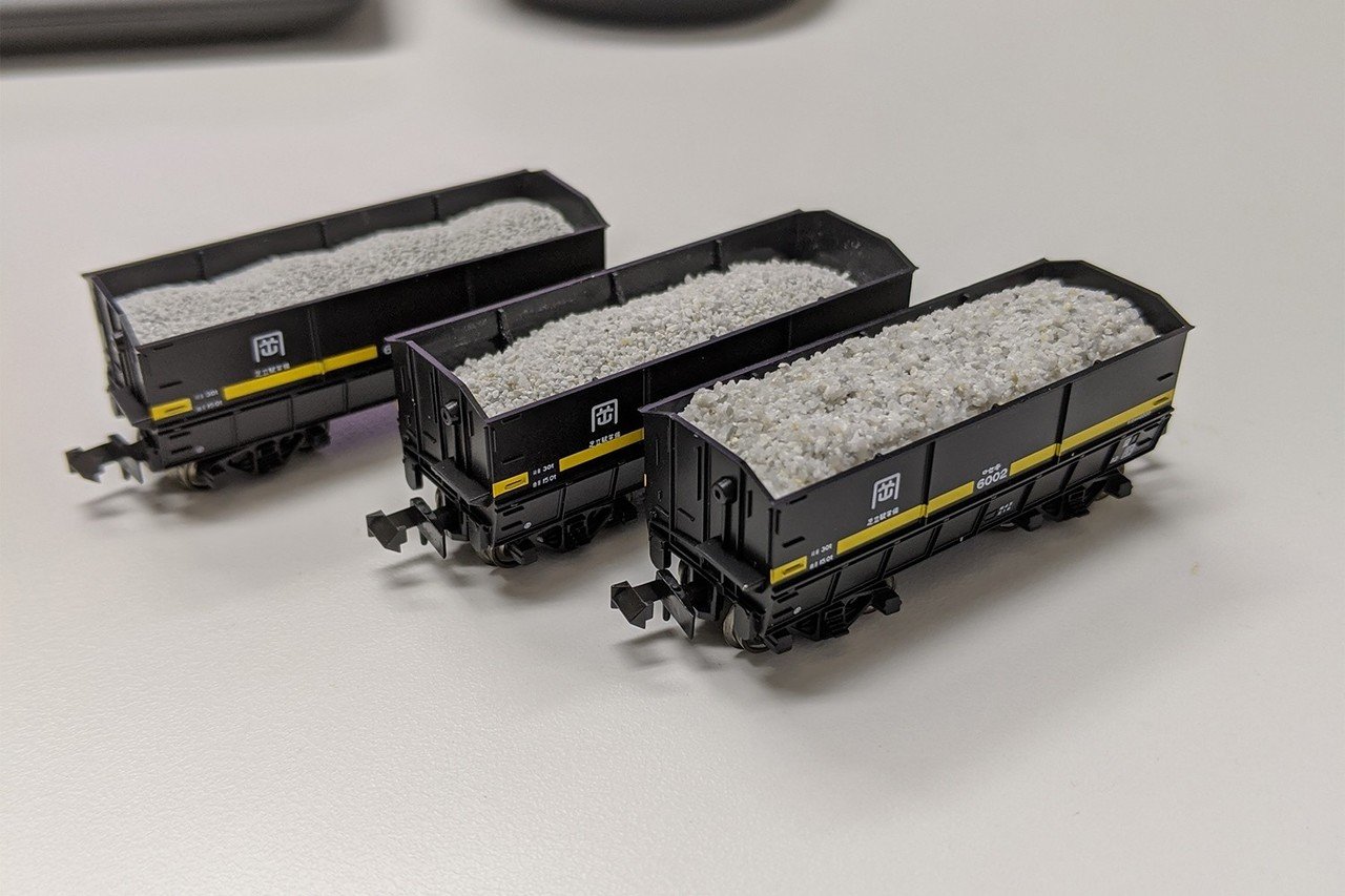 鉄道模型「伯備線石灰貨物輸送列車」の貨車に本物（石灰石）を