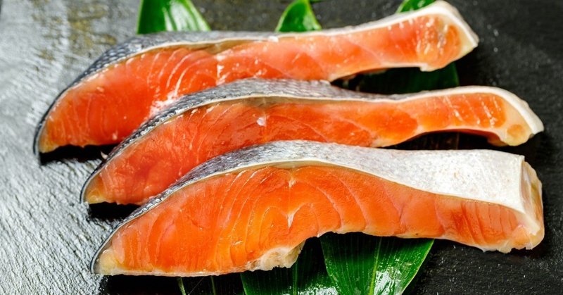 赤くておいしそうな鮭 サケ でもじつは白身魚だった オモシロなんでも雑学 公式 Note 赤くておいしそうな鮭 サケ でもじつは白身魚だった オモシロなんでも雑学 公式 Note
