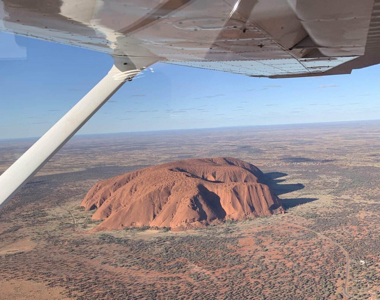 夢だったウルルエアーズロック〜空とラクダと、赤い地平線を飛行機