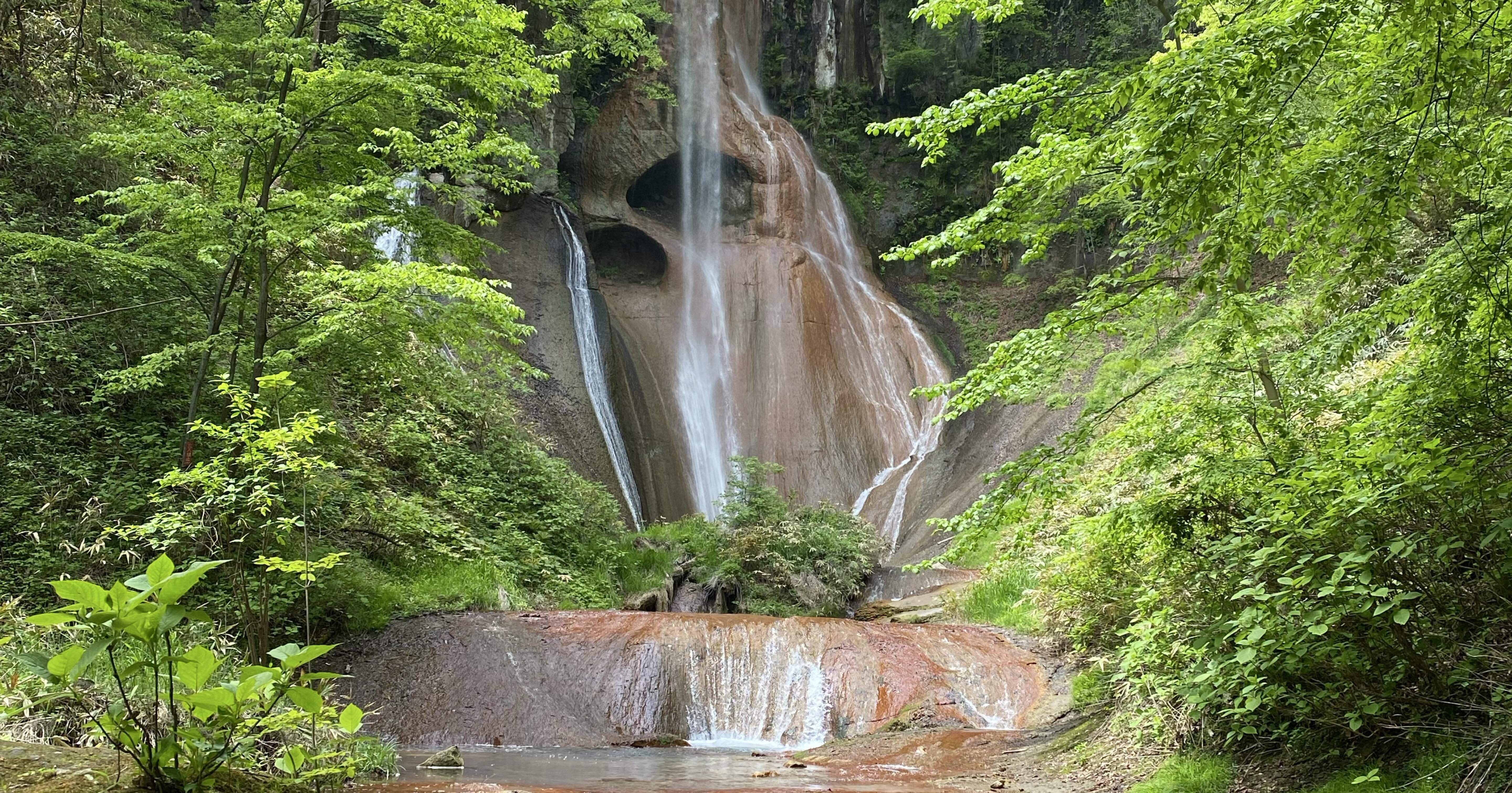 🌲🌟草津の自然を愉しむ。赤茶と白が美しい嫗仙の滝｜ミドリカワアスカ