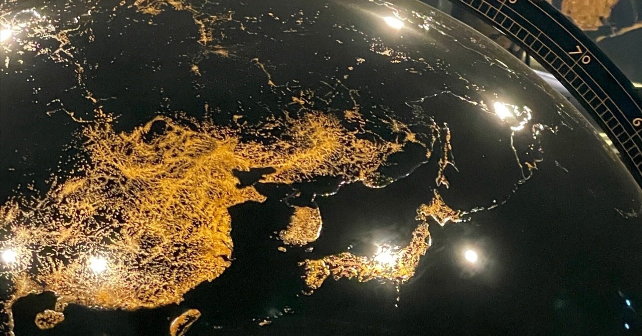 万博 夜の地球 万博•夜の地球 Earth at Night よく前を通ってたのですが 謎の
