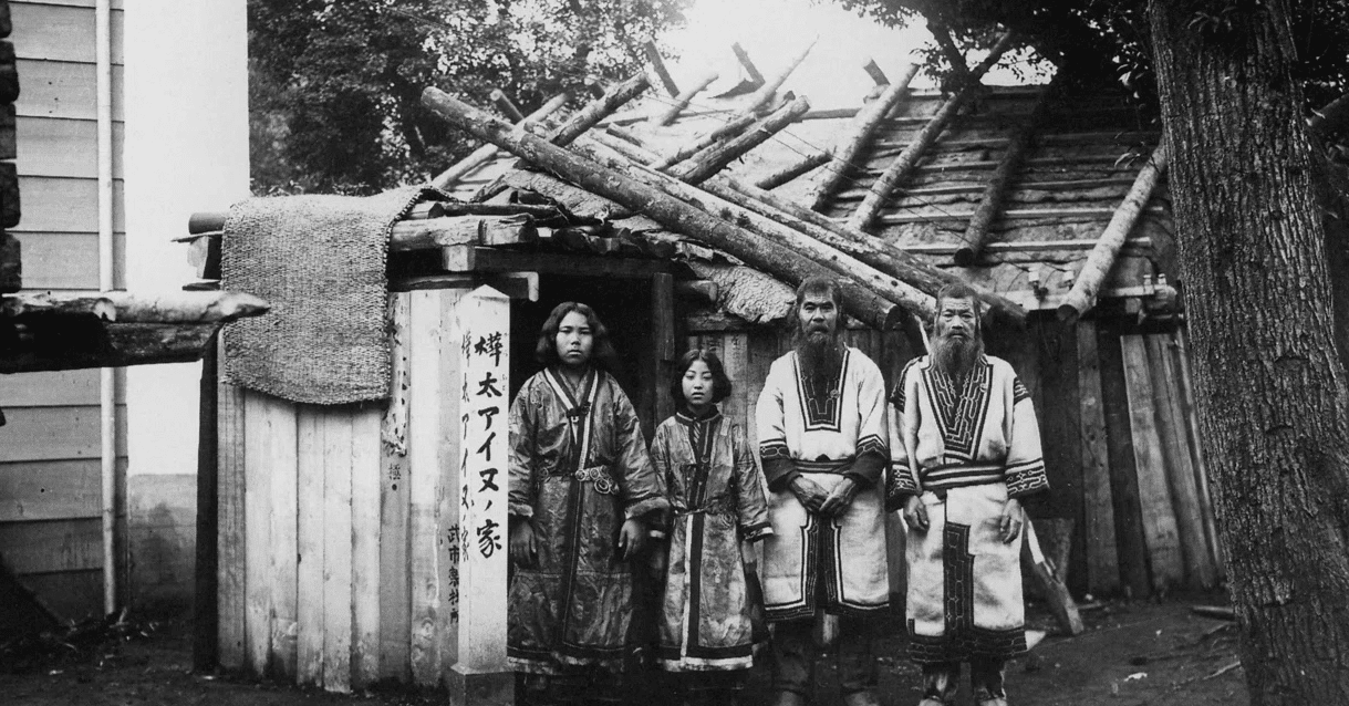 アイヌの画　朗郷作
日本の伝統的な掛軸 人物と犬 明治時代のアイヌの暮らしを描いた浮世絵を紹介します｜太田記念美術館