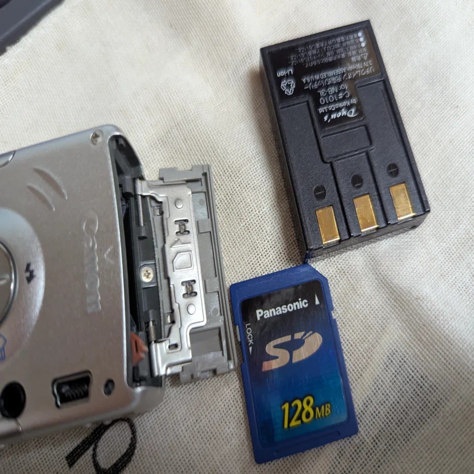 オールドコンデジ Canon IXY DIGITAL L が押入れから出てきた