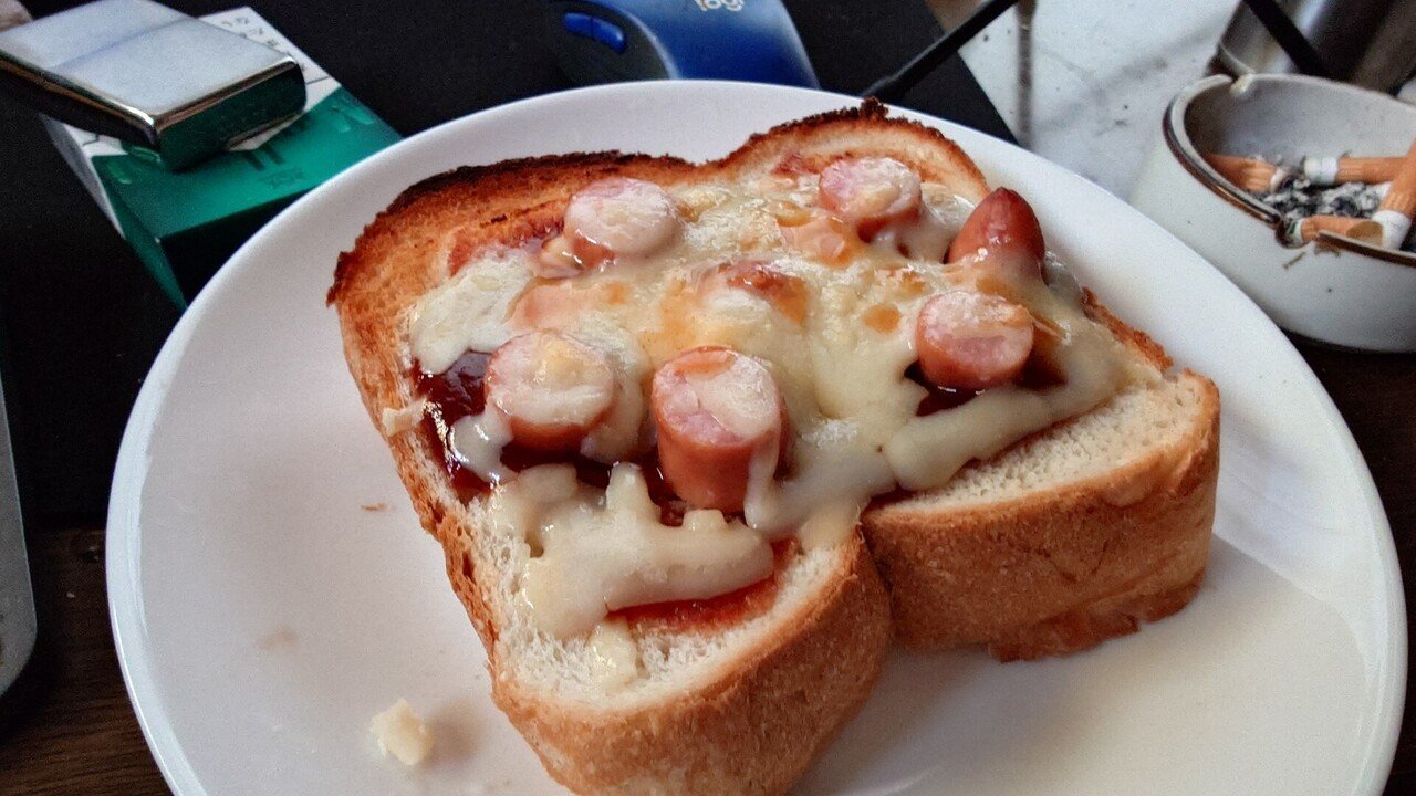 パンを焼いたので、ピザトーストにして食べました。 美味しかっ