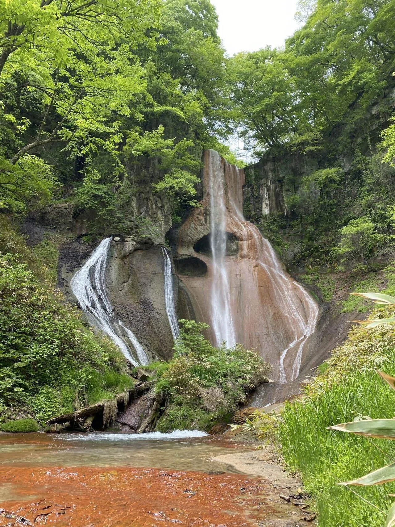 🌲草津の自然を愉しむ。赤茶と白が美しい嫗仙の滝｜ノマド系指圧師アスカ