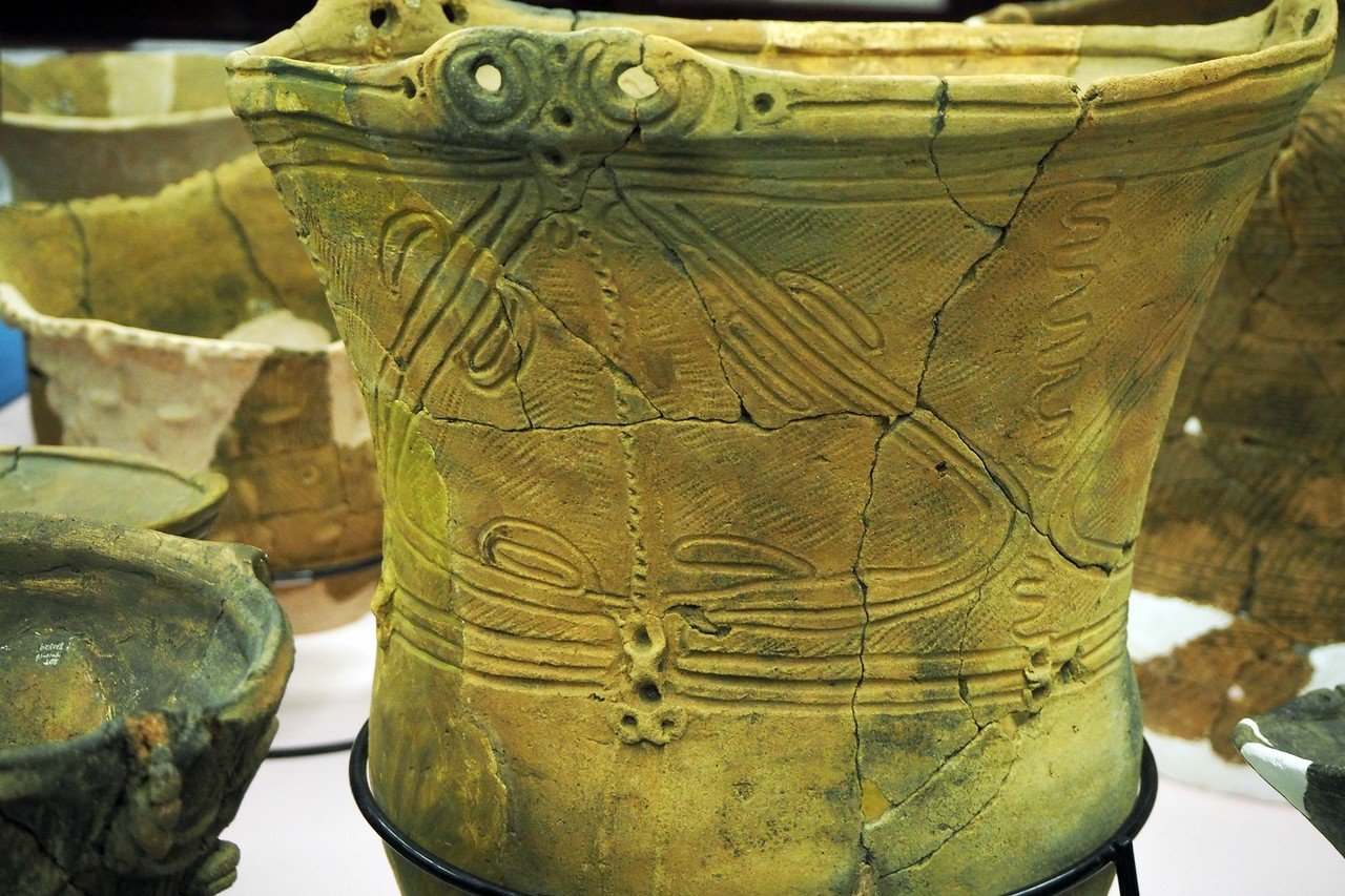 土器の逸品が所狭しと並ぶー東御市文書館文化財展示室[JOMOSEUM]｜土