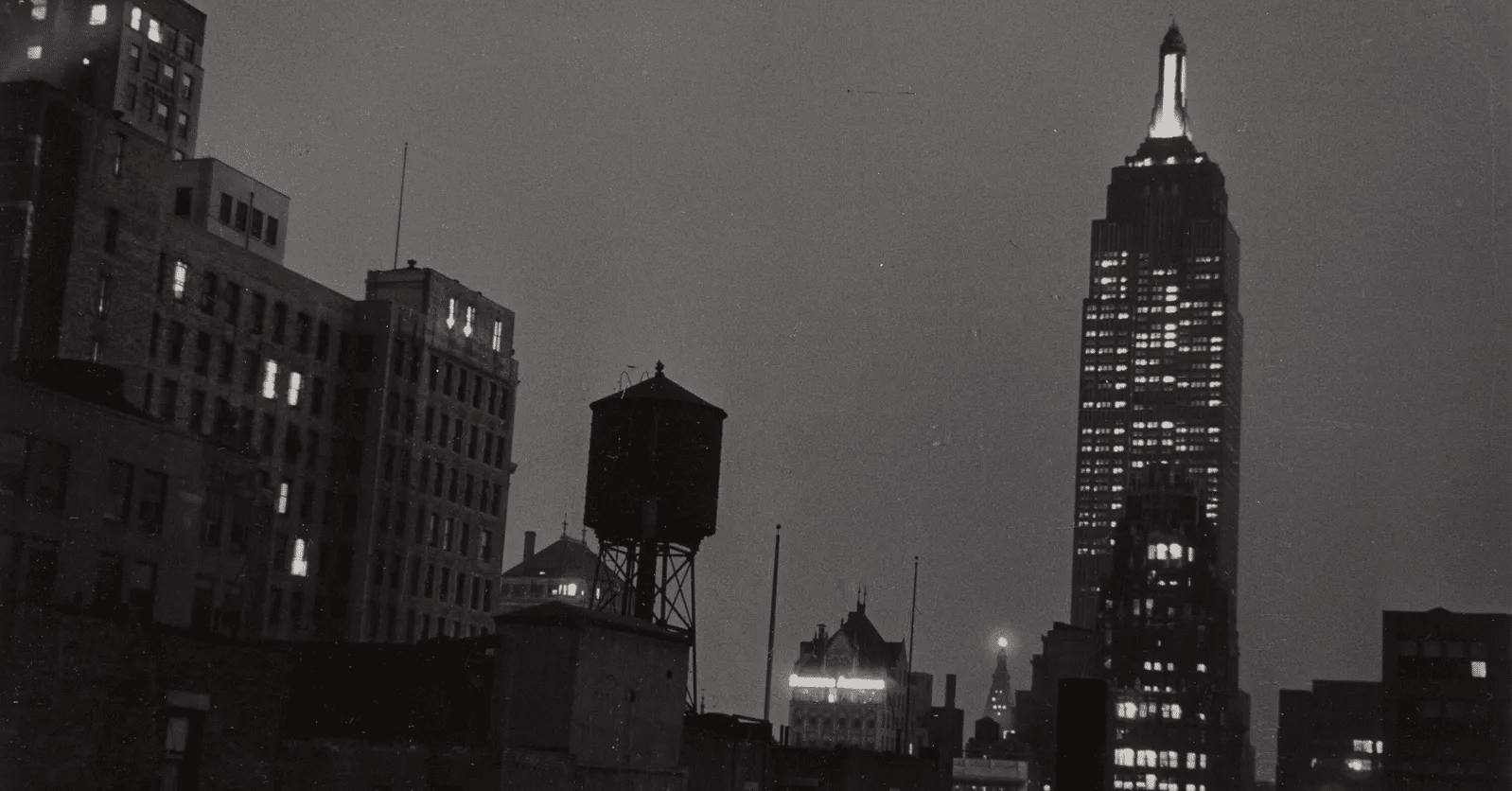 静けさの中に・・「夜のエンパイア・ステート・ビル」-Ilse Bing