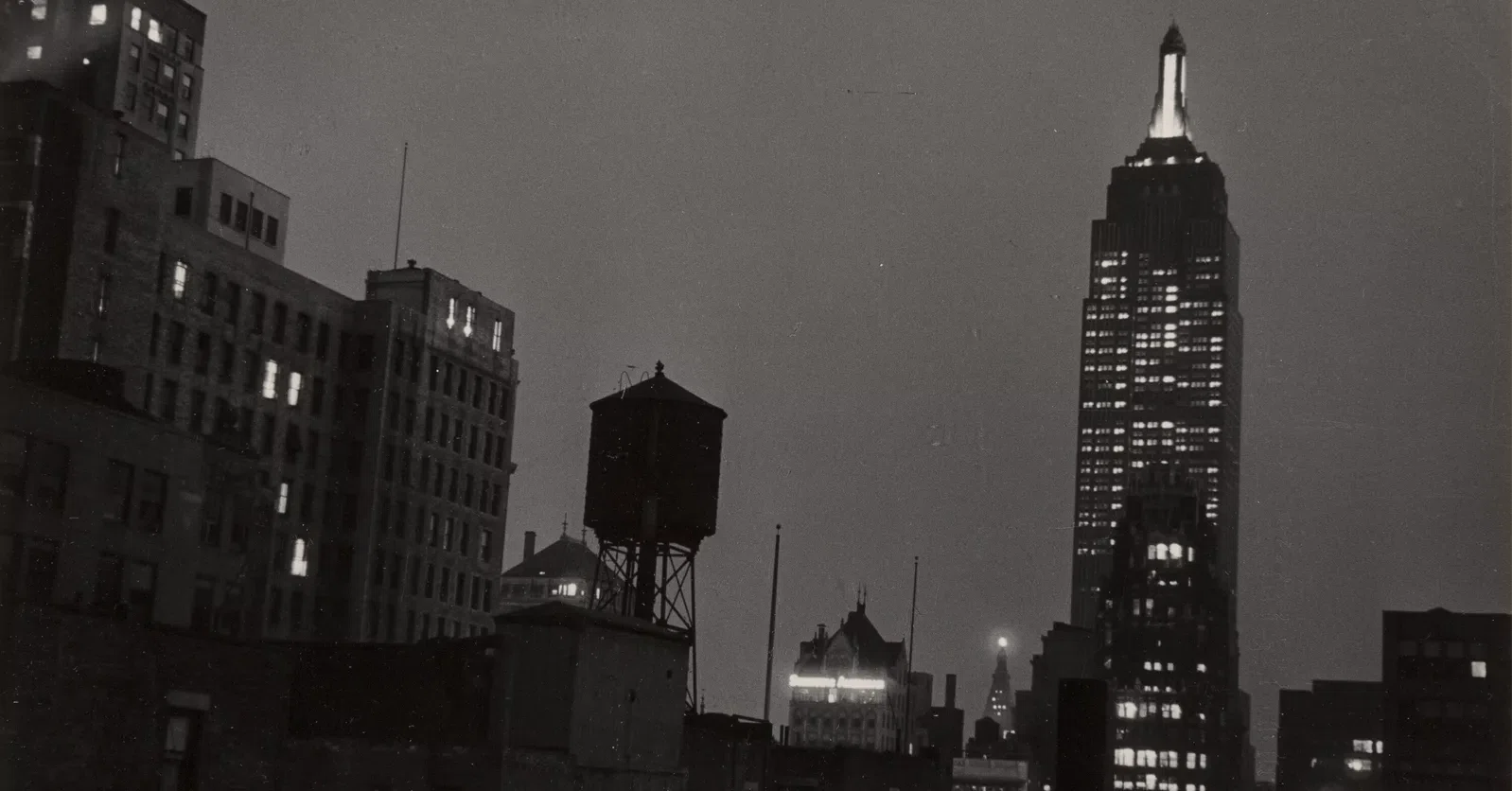 静けさの中に・・「夜のエンパイア・ステート・ビル」-Ilse Bing