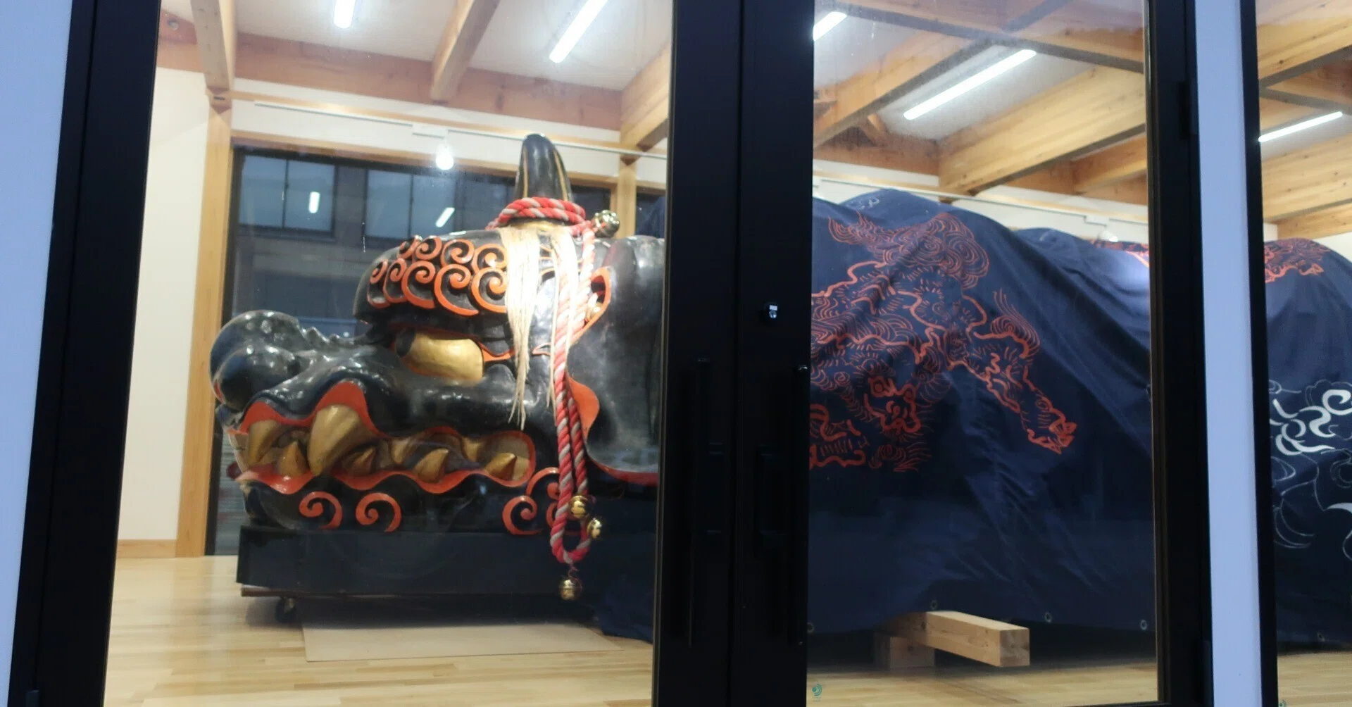 巨大な獅子舞の獅子 全長11メーター、頭は2メーター、重さ650kg、担ぎ