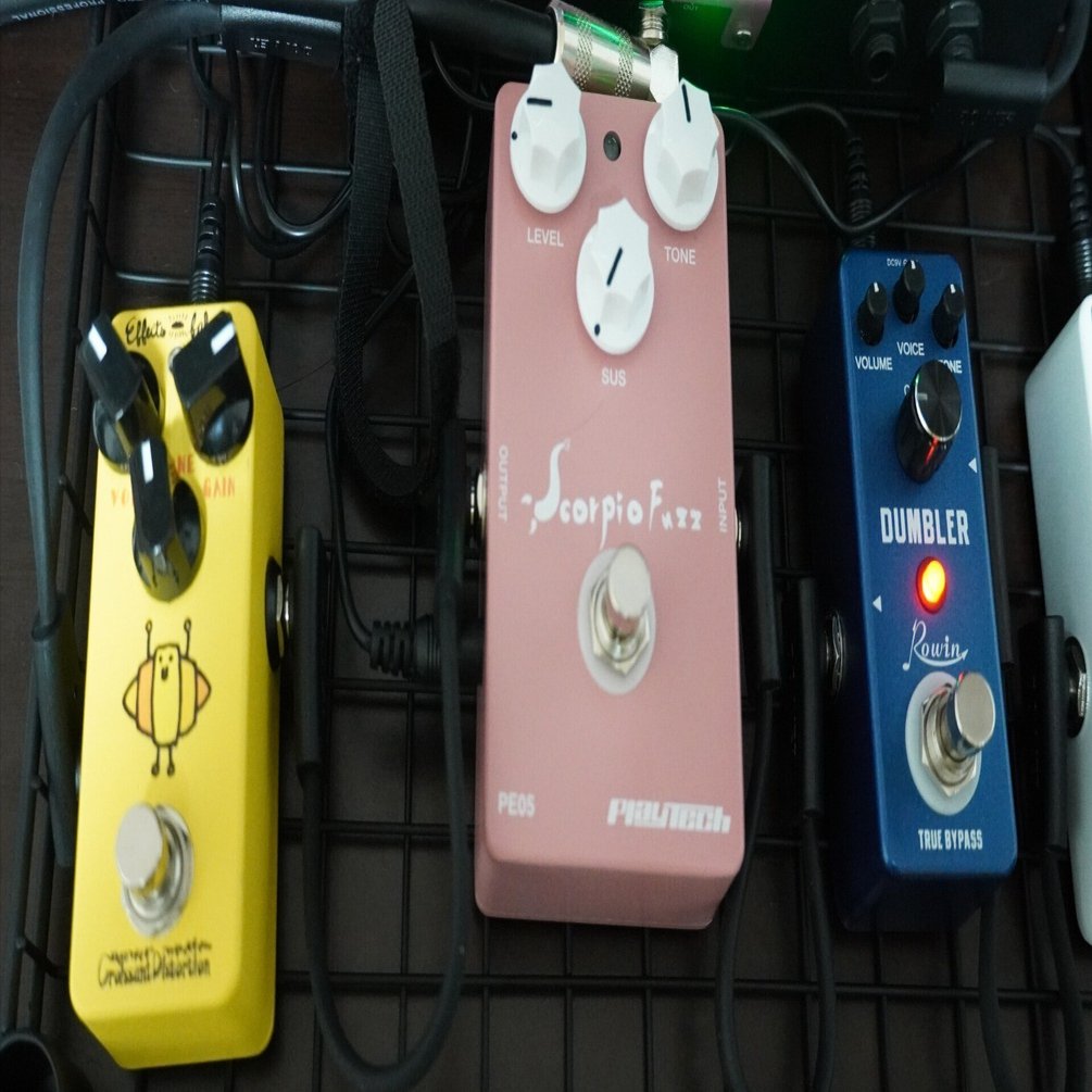 TrySailファンのギター弾きがトラセカラーのエフェクターボード組んで