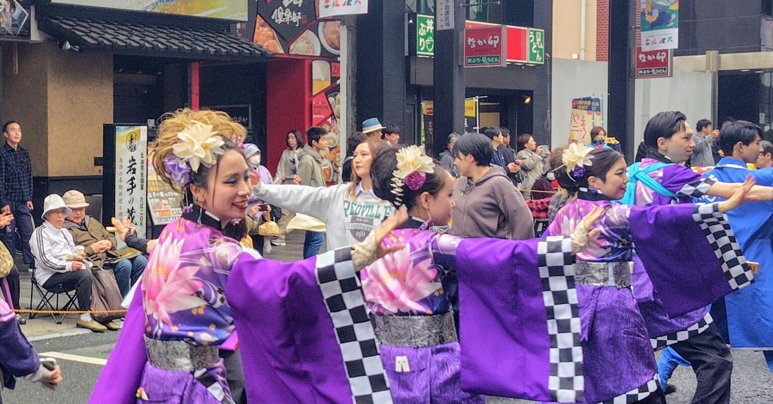 紫の舞、音の雨。小雨の中で観た“YOSAKOIさんさ”の美しさ｜黒服と