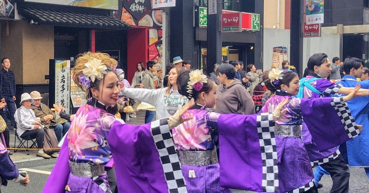 紫の舞、音の雨。小雨の中で観た“YOSAKOIさんさ”の美しさ｜黒服と