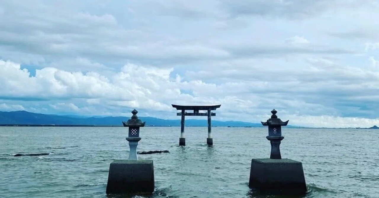 海に立つ鳥居と、心を整える時間。熊本・永尾剱神社を訪れて｜たかむー
