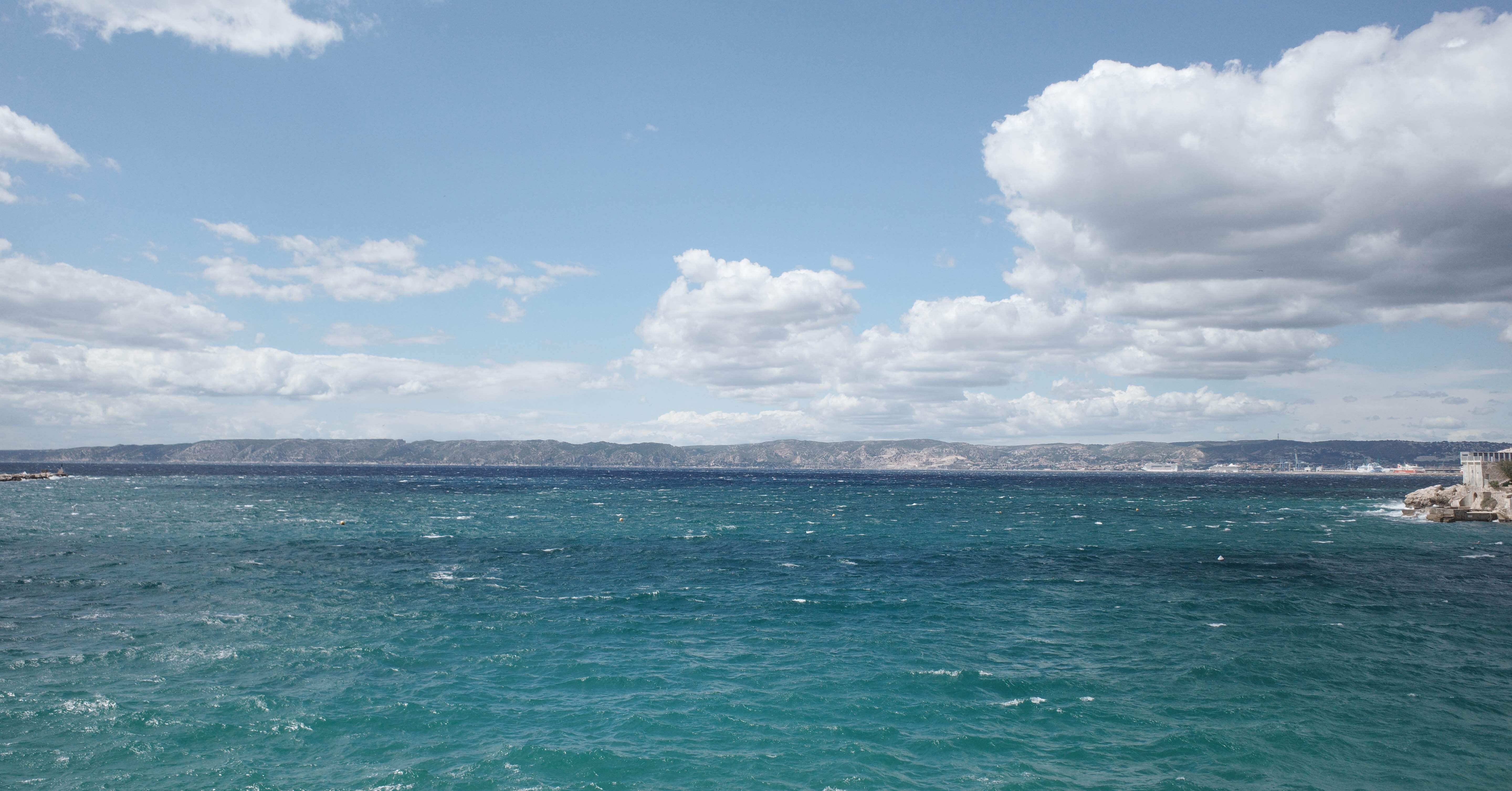 フランス・マルセイユで、初めて「海の色」を見る｜mina