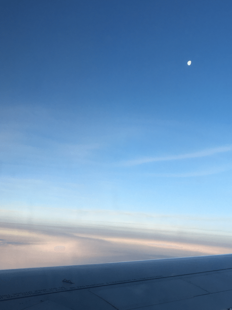 パリからマルセイユへ向かう飛行機からの空✨　　当たり前だけど　曇り空の上にはちゃんと青空も月も在るんだよね　私たちが生まれた地球には　　　全部ちゃんと在るんだ😊
