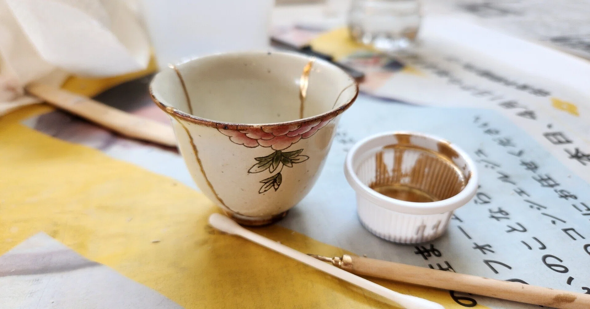 世界にたった一つの景色を纏った牡丹の茶杯---“Kintsugi”: the