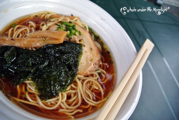 ショッピングモールで食べた鶏ラーメン。発泡スチロールのペナペナ丼に期待値がミニマム行っちゃったせいか、「あれ、思ったより美味しいんですけど？」と。あっさりのスープに浮かぶ鶏油のコクと、散らされた葱の塩梅が想像以上にバランス良くて、意外と不満なく食べきっちゃいました。ま、ちゃんとしたお店でちゃんとしたうつわに盛られて出て来たらまた感想も違うのかも知れませんが。