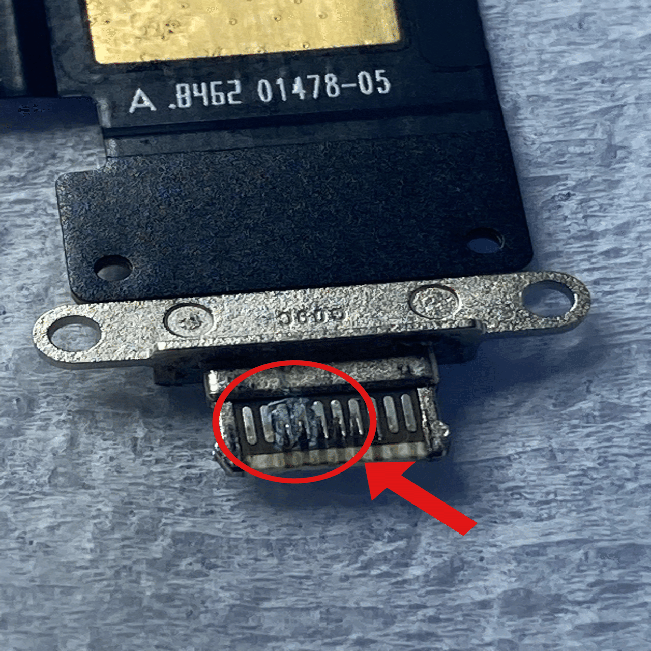 iPad Pro 12.9インチ ドックコネクタ交換作業中