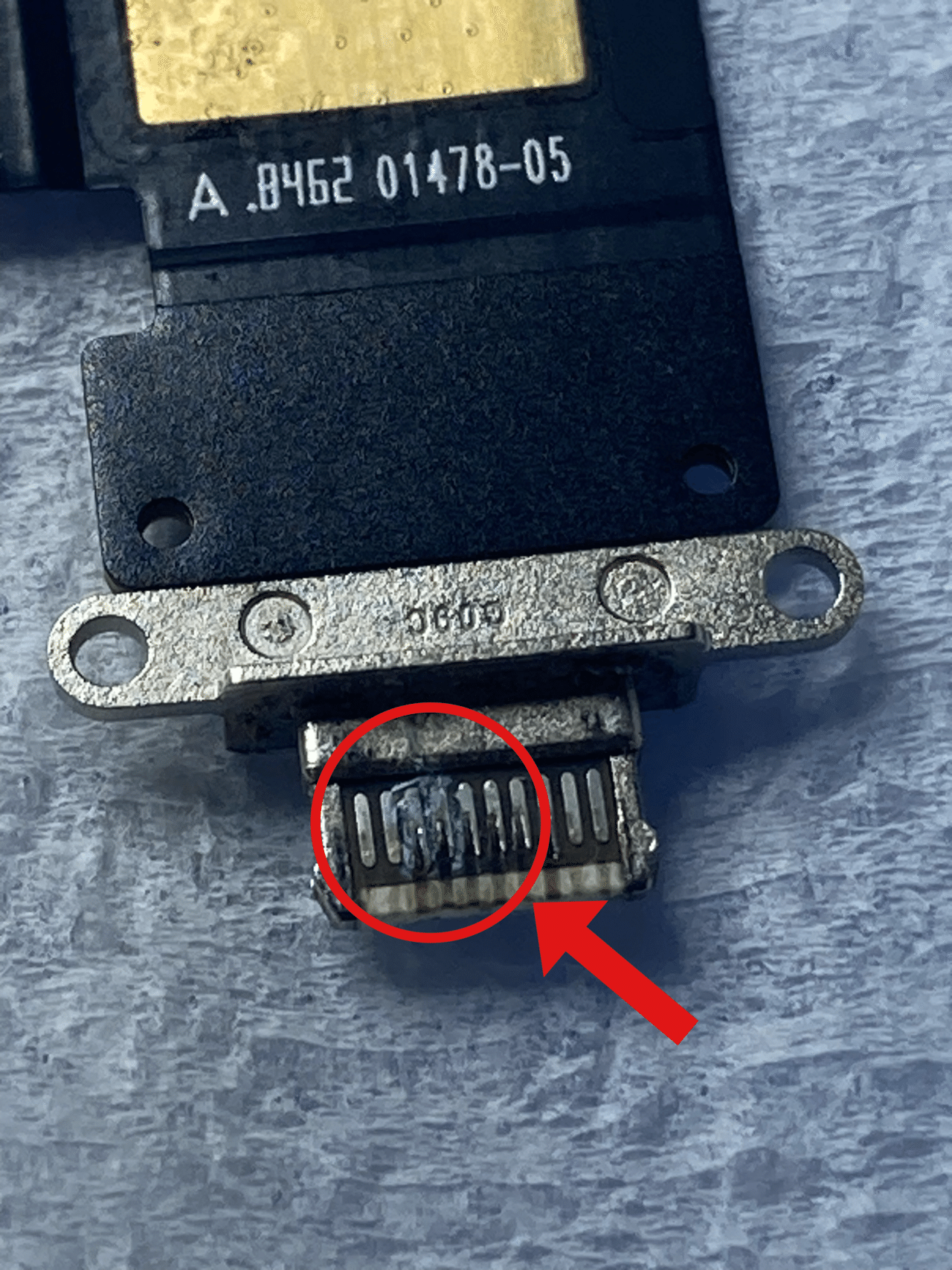 iPad Pro 12.9インチ ドックコネクタ交換作業中