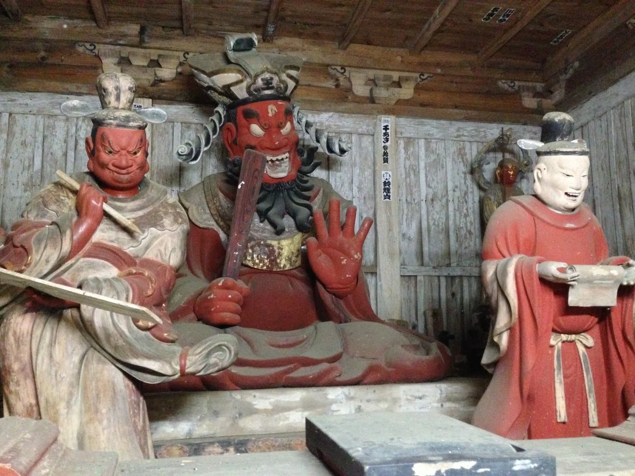 仏教 掛軸 赤い衣の仏像 雑記：笑い閻魔の寺｜綾
