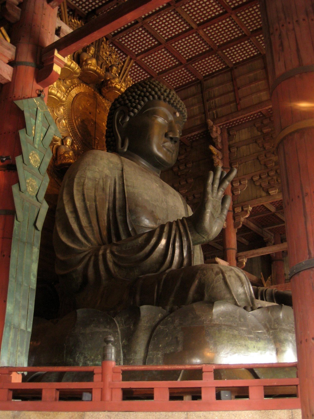 奈良の大仏(東大寺の盧舎那仏像)を造立するために、聖武天皇によって出