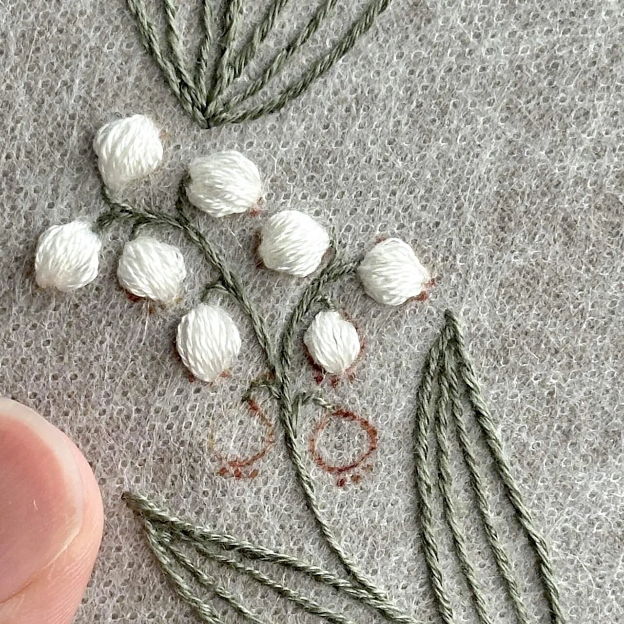 HOW TO】スズランの花の刺繍方法｜はなこまち/刺繍作家