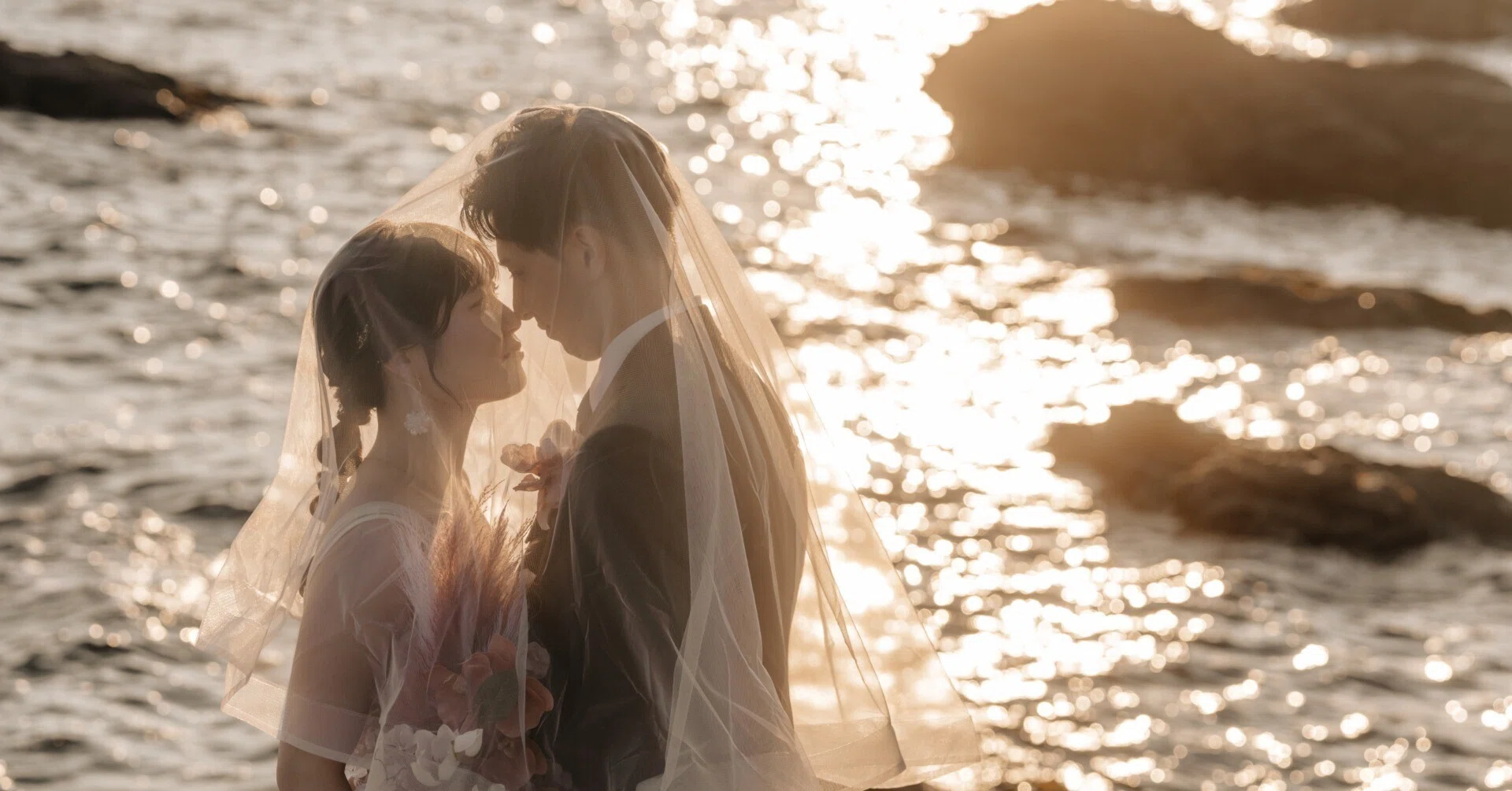 結婚式前撮り】ロマンチックなサンセットフォト&ムービー特集🌇｜THE