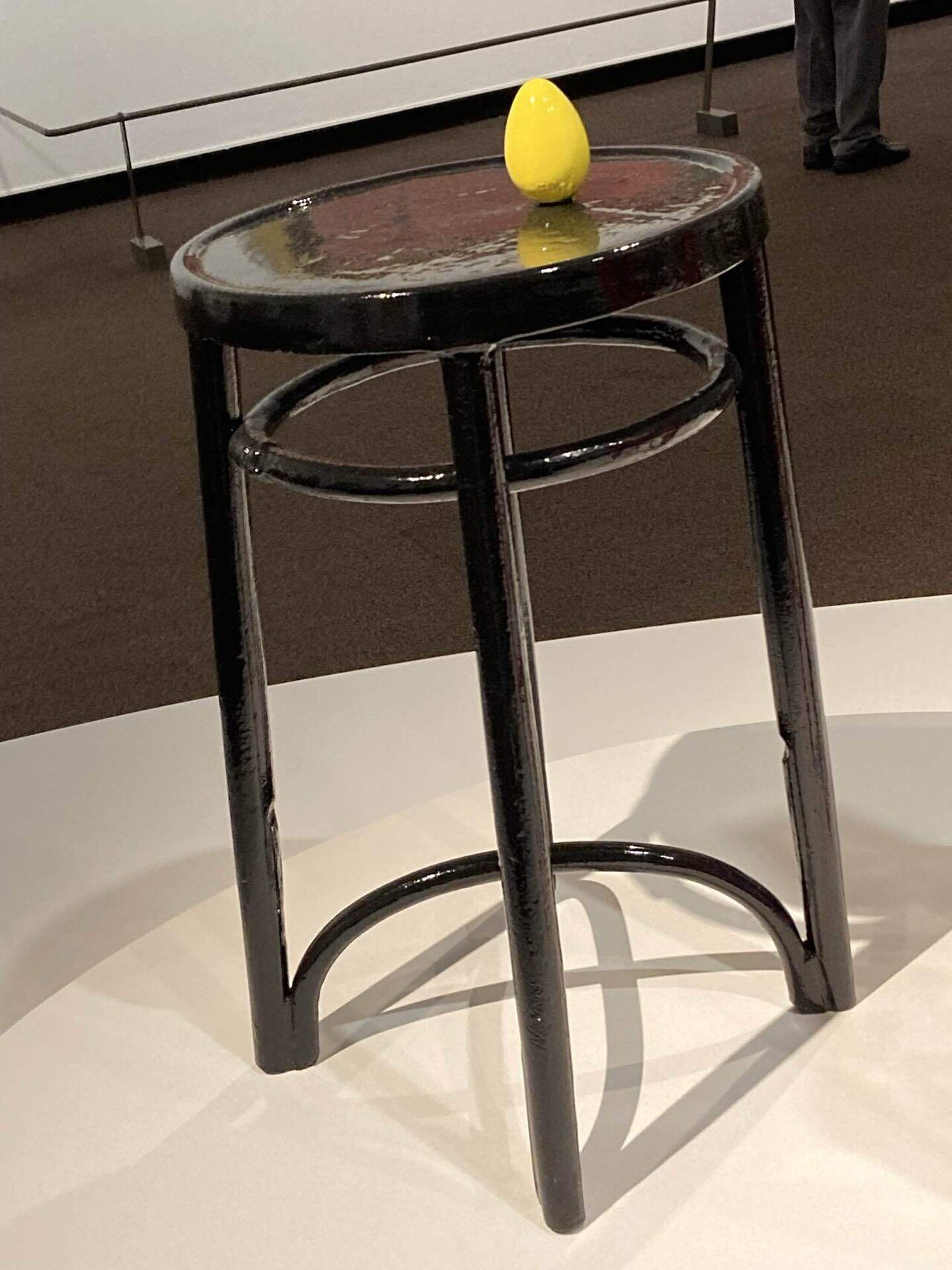 ミロ展会場(於) 制作中の作品を見つめるミロ (マジョルカ島の