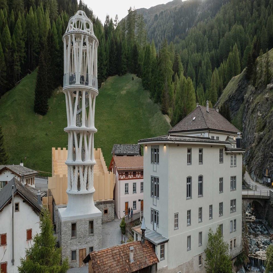 スイスの山奥に突如現れた「白い塔」――住民11人の村に3Dプリントの