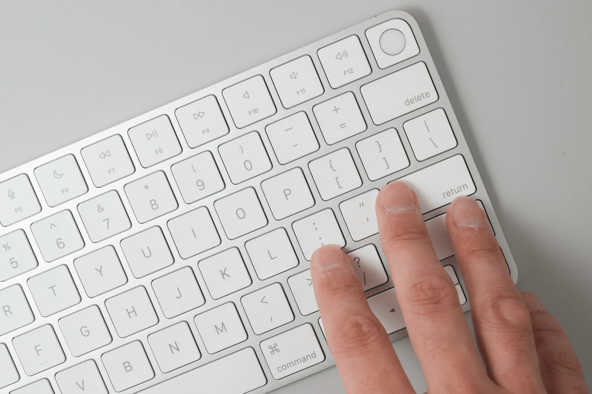 【Lightning】US配列Magic Keyboard ※インク汚れあり Lightning】US配列Magic Keyboard ※インク汚れあり