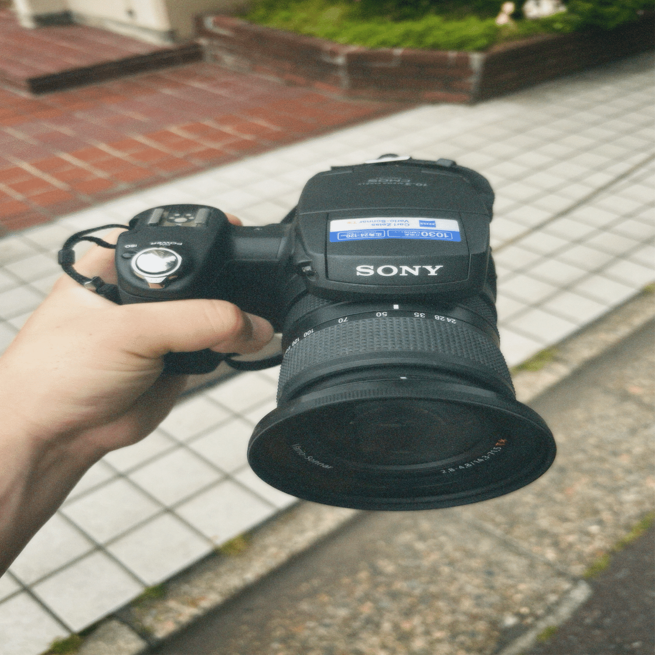 スマホに戻れなくなる構図体験。DSC-R1で撮るとき、君は写真家になる