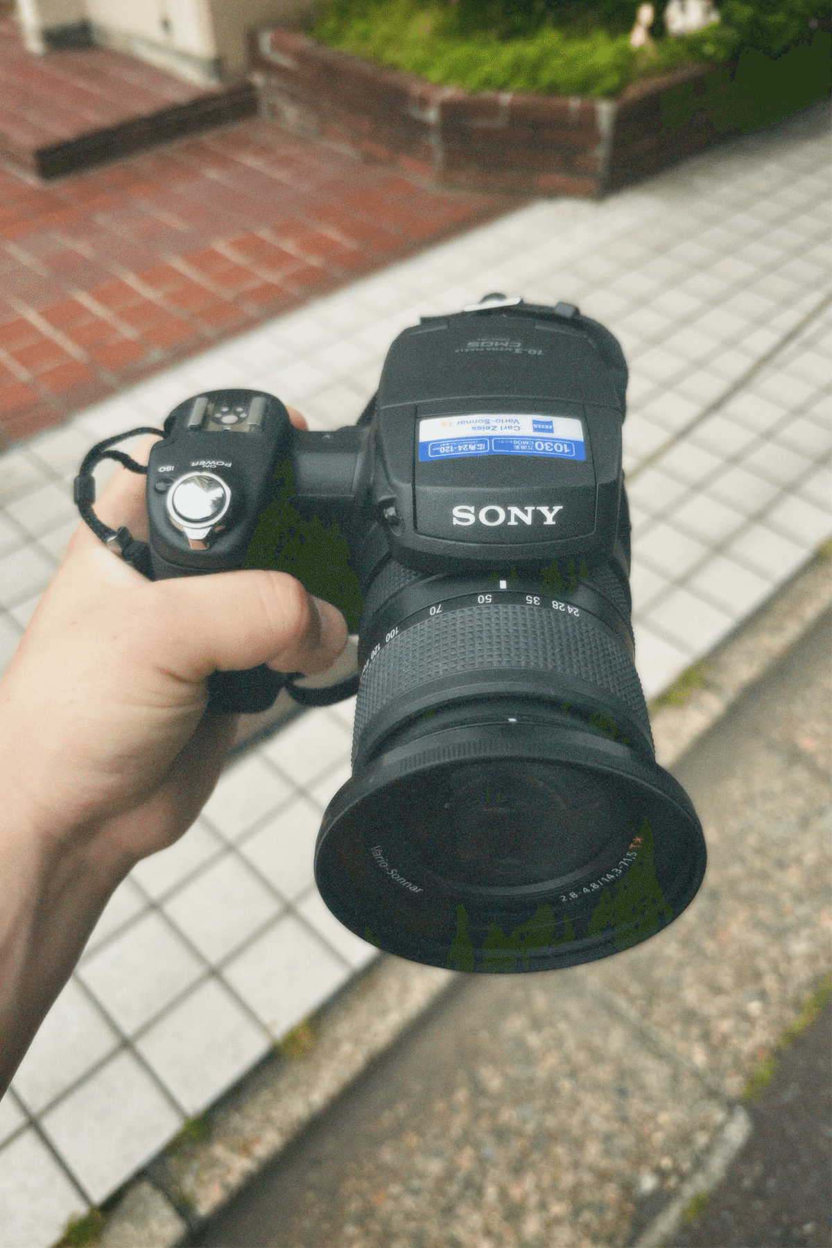 スマホに戻れなくなる構図体験。DSC-R1で撮るとき、君は写真家に