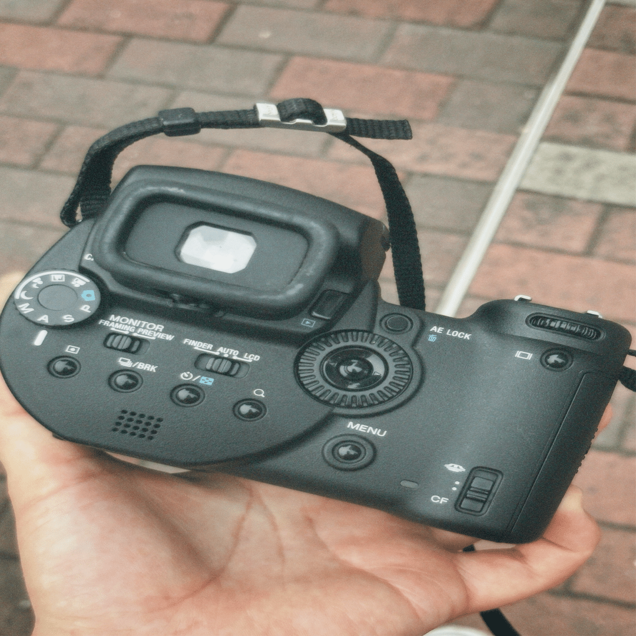 スマホに戻れなくなる構図体験。DSC-R1で撮るとき、君は写真家になる