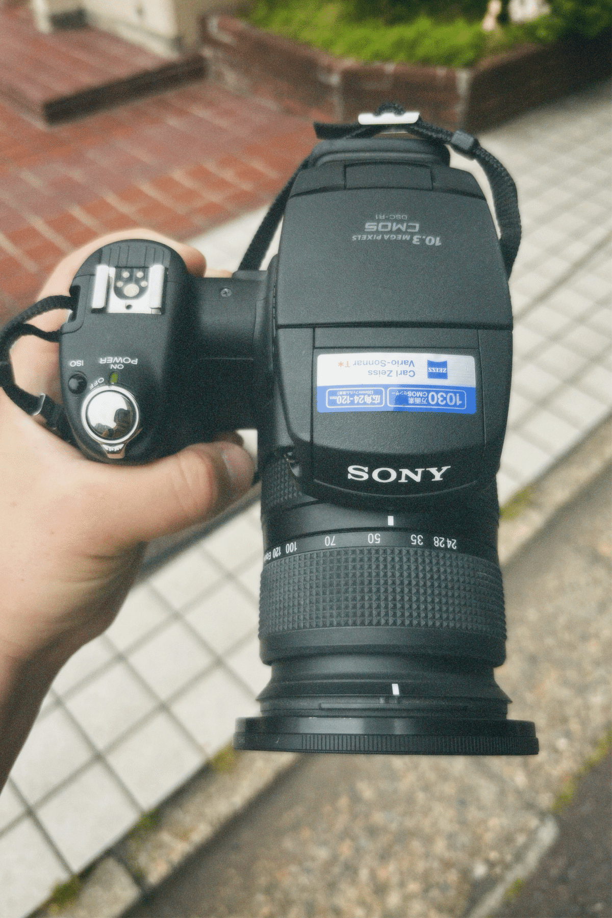 スマホに戻れなくなる構図体験。DSC-R1で撮るとき、君は写真家に