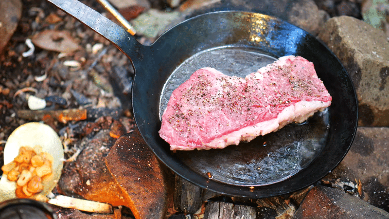 【ソロキャンプ】夏の渓流野営🥩ひとりキャンプでステーキ食って寝るsolo camping wildlife wagyu steak料理 bushcraft Campfire Cooking 8-55 screenshot