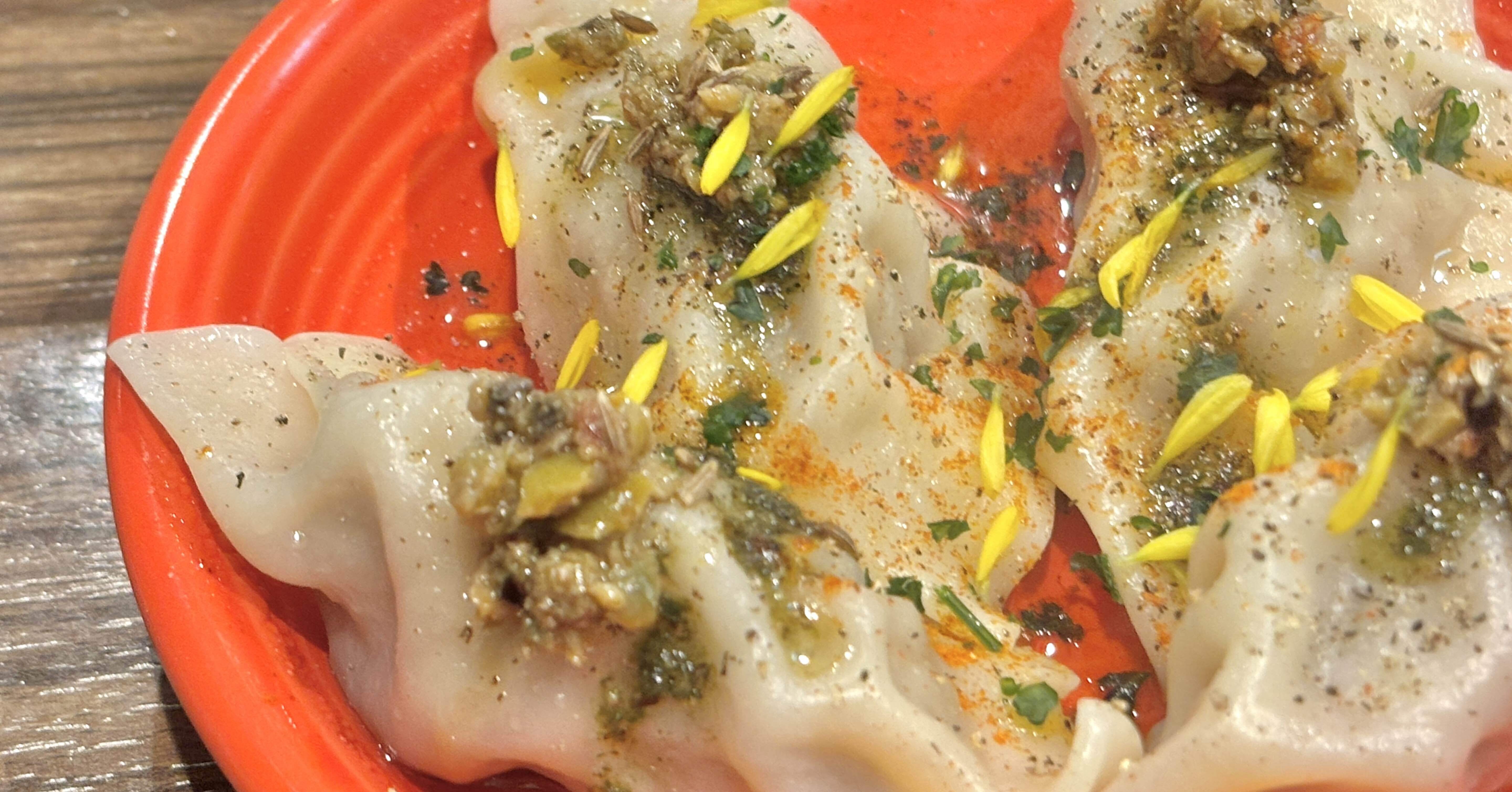 立ち呑みスタイルの大衆イタリアンバルでつるりんラム餃子