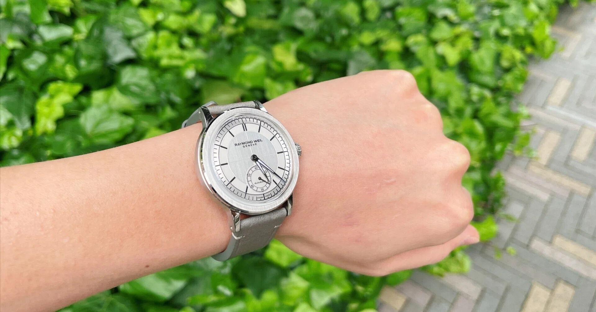 Raymond Weil アナログ時計 ホワイトレザー 時計に興味ゼロだった僕が、34万円の腕時計を衝動買いするまで｜ツ