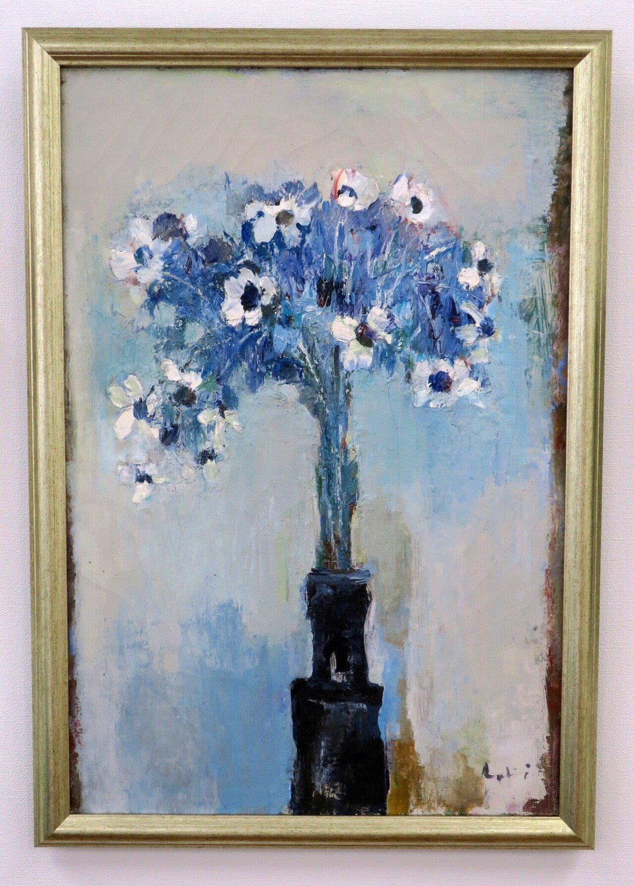 青が散る様ヴィンテージ大きな瞳や繊細に描かれた花模様の前掛けが美しい張子の招き猫 八木伸子「青い服の人形」ガラス絵・F0号 絵画買取・販売の小竹美術