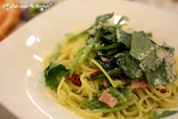 ほうれん草とベーコンのジェノベーゼ、650円。生麺もっちり。